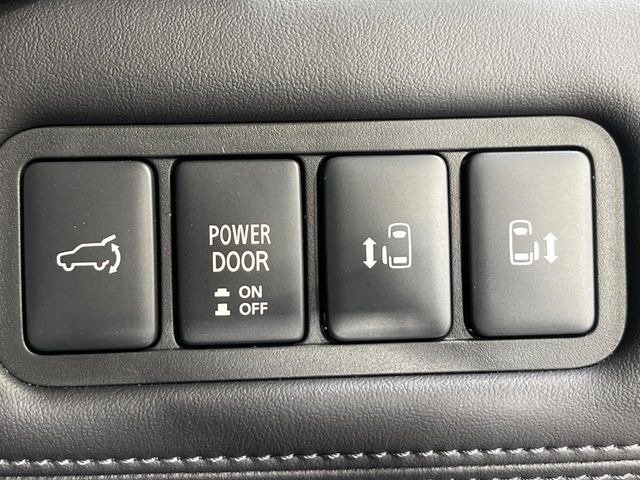 【両側パワースライドドア】スマートキーや運転席のスイッチで後席両側スライドドアの開閉が可能♪電動だから力を入れてドアを開ける必要が無く、小さなお子様でも簡単に開け閉めでき快適です♪