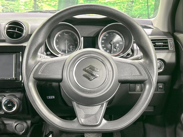 �C���e���A�ɍ��킹���f�U�C���̃X�e�A�����O�́A�^�]�������̂��Ƃ��l���A�^�]���₷���`��A�傫���ł��B�����x�A���ۂɐG���Ă��m���߂��������B