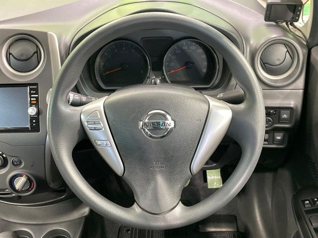 �C���e���A�ɍ��킹���f�U�C���̃X�e�A�����O�́A�^�]�������̂��Ƃ��l���A�^�]���₷���`��A�傫���ł��B�����x�A���ۂɐG���Ă��m���߂��������B