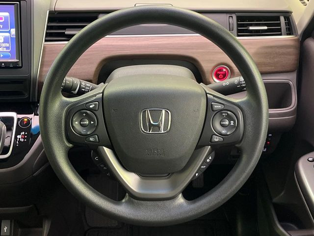 �C���e���A�ɍ��킹���f�U�C���̃X�e�A�����O�́A�^�]�������̂��Ƃ��l���A�^�]���₷���`��A�傫���ł��B�����x�A���ۂɐG���Ă��m���߂��������B