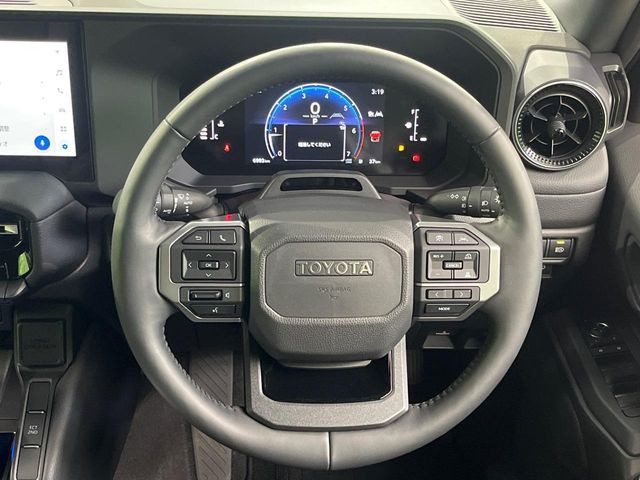 �C���e���A�ɍ��킹���f�U�C���̃X�e�A�����O�́A�^�]�������̂��Ƃ��l���A�^�]���₷���`��A�傫���ł��B�����x�A���ۂɐG���Ă��m���߂��������B
