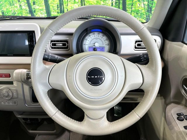 �C���e���A�ɍ��킹���f�U�C���̃X�e�A�����O�́A�^�]�������̂��Ƃ��l���A�^�]���₷���`��A�傫���ł��B�����x�A���ۂɐG���Ă��m���߂��������B