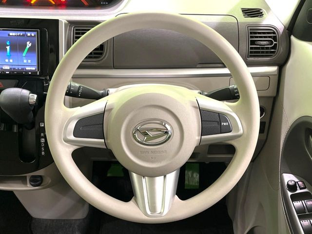 �C���e���A�ɍ��킹���f�U�C���̃X�e�A�����O�́A�^�]�������̂��Ƃ��l���A�^�]���₷���`��A�傫���ł��B�����x�A���ۂɐG���Ă��m���߂��������B