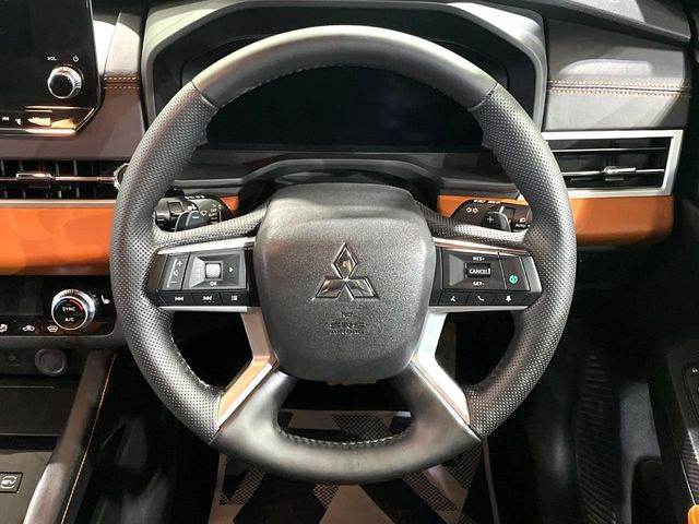 �C���e���A�ɍ��킹���f�U�C���̃X�e�A�����O�́A�^�]�������̂��Ƃ��l���A�^�]���₷���`��A�傫���ł��B�����x�A���ۂɐG���Ă��m���߂��������B