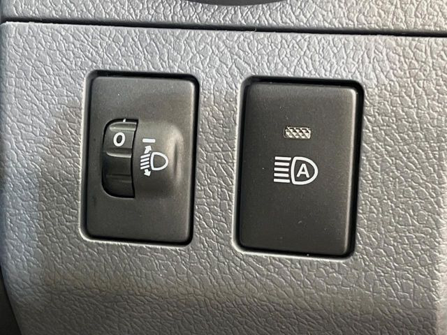 【アダプティブハイビーム】遠くまで明るく照らすハイビームを先行車や対向車に照射しない様、自動で調整!毎回手動で切り替える必要がなく、夜間走行時のストレスも軽減。安全性向上にも寄与します。