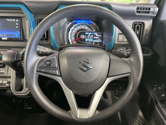 �C���e���A�ɍ��킹���f�U�C���̃X�e�A�����O�́A�^�]�������̂��Ƃ��l���A�^�]���₷���`��A�傫���ł��B�����x�A���ۂɐG���Ă��m���߂��������B