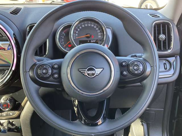 �C���e���A�ɍ��킹���f�U�C���̃X�e�A�����O�́A����₷���^�]���₷���`��A�傫���ł��B�����x�A���ۂɐG���Ă��m���߂���������