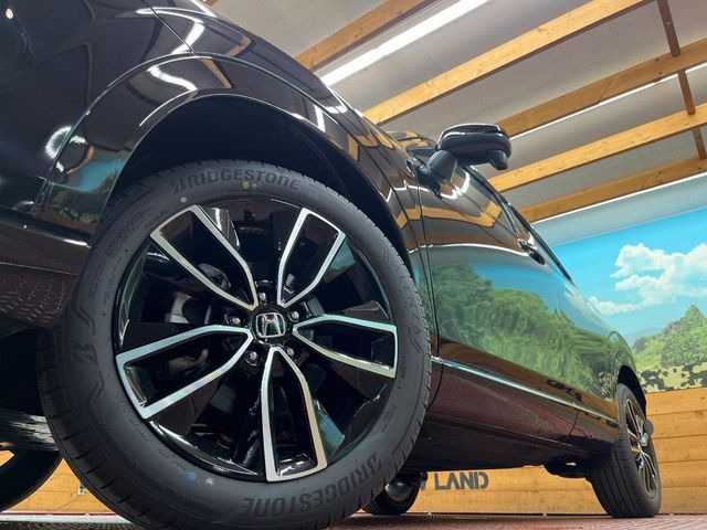 �y����18�C���`�A���~�z�C�[���z�O�ςɃ}�b�`���������A���~�z�C�[���𑕒����Ă���܂��B�e��ЊO�A���~�z�C�[����A�X�^�b�h���X�^�C�����戵�����Ă���܂��B���񂲑��k����������