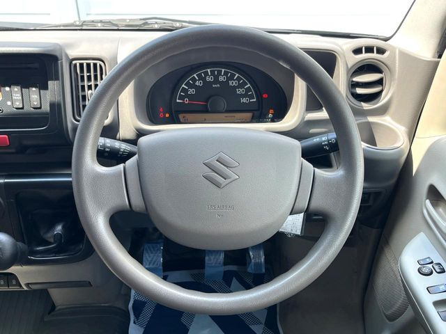 �C���e���A�ɍ��킹���f�U�C���̃X�e�A�����O�́A�^�]�������̂��Ƃ��l���A�^�]���₷���`��A�傫���ł��B�����x�A���ۂɐG���Ă��m���߂��������B