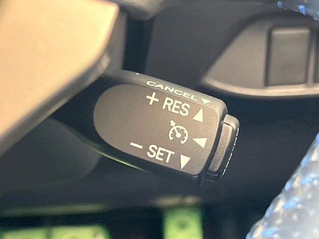【クルーズコントロール】高速道路もラクラク走行。アクセルを離しても一定速度で走行ができ、長距離運転時の負担を軽減!加速・減速も簡単なスイッチ操作で調整できます。