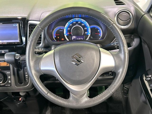 �C���e���A�ɍ��킹���f�U�C���̃X�e�A�����O�́A�^�]�������̂��Ƃ��l���A�^�]���₷���`��A�傫���ł��B�����x�A���ۂɐG���Ă��m���߂��������B