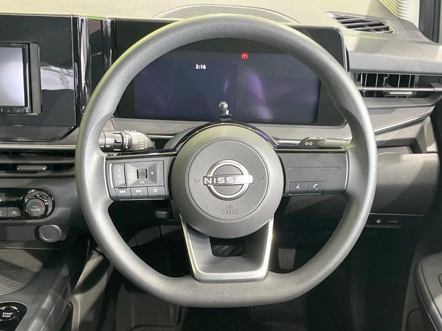 �C���e���A�ɍ��킹���f�U�C���̃X�e�A�����O�́A�^�]�������̂��Ƃ��l���A�^�]���₷���`��A�傫���ł��B�����x�A���ۂɐG���Ă��m���߂��������B