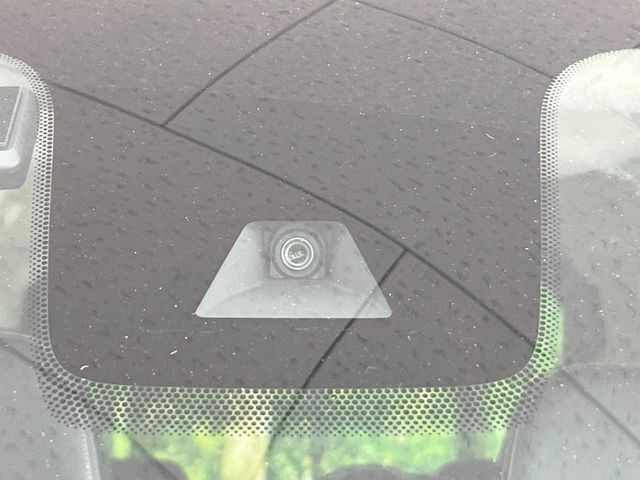 【三菱e-Assist】走行中に前方の車両等を認識し、衝突しそうな時は警報とブレーキで衝突回避と被害軽減をアシスト。より安全にドライブをお楽しみいただけます。