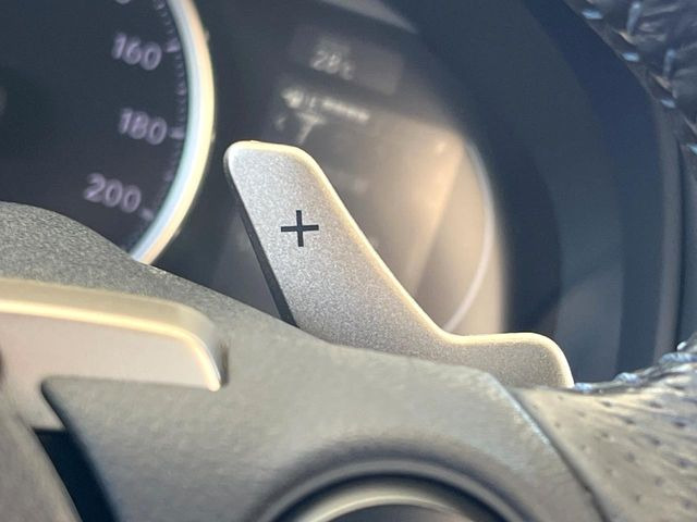【パドルシフト】ハンドルから手を離さずに素早くシフトアップ&ダウンができるので、エンジンブレーキを使う下り坂や高速道路の合流で加速したい場面で役立ちます。