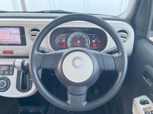 �C���e���A�ɍ��킹���f�U�C���̃X�e�A�����O�́A�^�]�������̂��Ƃ��l���A�^�]���₷���`��A�傫���ł��B�����x�A���ۂɐG���Ă��m���߂��������B