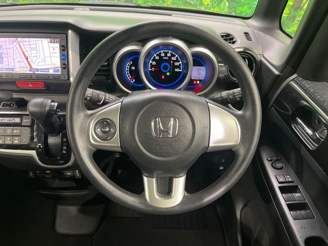 �C���e���A�ɍ��킹���f�U�C���̃X�e�A�����O�́A�^�]�������̂��Ƃ��l���A�^�]���₷���`��A�傫���ł��B�����x�A���ۂɐG���Ă��m���߂��������B