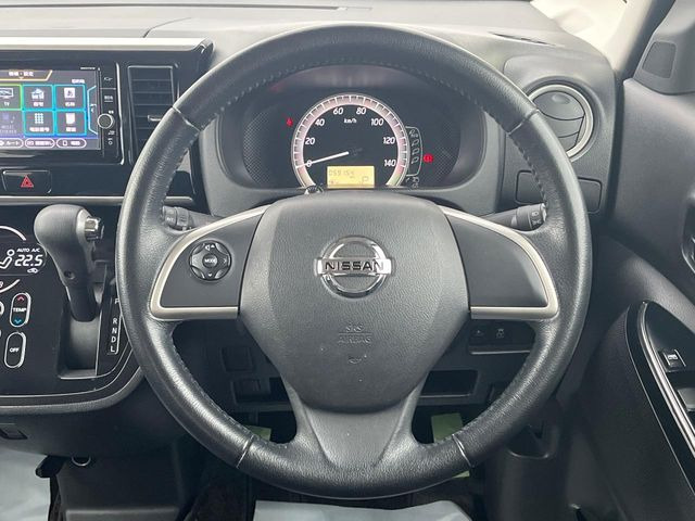 �C���e���A�ɍ��킹���f�U�C���̃X�e�A�����O�́A�^�]�������̂��Ƃ��l���A�^�]���₷���`��A�傫���ł��B�����x�A���ۂɐG���Ă��m���߂��������B