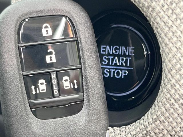 �yHonda�X�}�[�g�L�[�z�J�o����|�P�b�g�ɓ��ꂽ�܂܂ł��h�A�̎{���E�������\�ȃX�}�[�g�L�[�𑕔��B�G���W���̃I���E�I�t�����J�M�����o���K�v����������Ƃ��Ă��֗��ł���