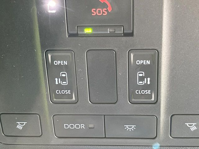 【両側パワースライドドア】スマートキーや運転席のスイッチで後席両側スライドドアの開閉が可能♪電動だから力を入れてドアを開ける必要が無く、小さなお子様でも簡単に開け閉めでき快適です♪