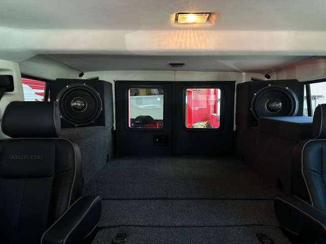 ����ɂ�JBL�̃E�[�t�@�[��2���ڂ���Ă���܂��B