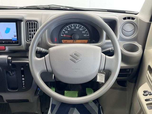 �C���e���A�ɍ��킹���f�U�C���̃X�e�A�����O�́A�^�]�������̂��Ƃ��l���A�^�]���₷���`��A�傫���ł��B�����x�A���ۂɐG���Ă��m���߂��������B