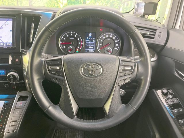 �C���e���A�ɍ��킹���f�U�C���̃X�e�A�����O�́A�^�]�������̂��Ƃ��l���A�^�]���₷���`��A�傫���ł��B�����x�A���ۂɐG���Ă��m���߂��������B