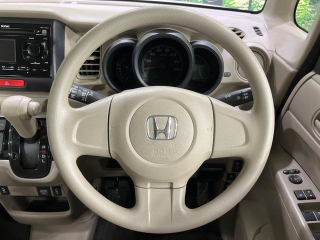 �C���e���A�ɍ��킹���f�U�C���̃X�e�A�����O�́A�^�]�������̂��Ƃ��l���A�^�]���₷���`��A�傫���ł��B�����x�A���ۂɐG���Ă��m���߂��������B