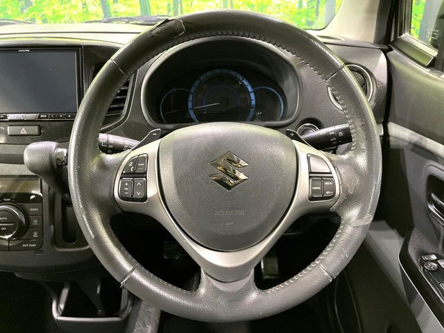 �C���e���A�ɍ��킹���f�U�C���̃X�e�A�����O�́A�^�]�������̂��Ƃ��l���A�^�]���₷���`��A�傫���ł��B�����x�A���ۂɐG���Ă��m���߂��������B
