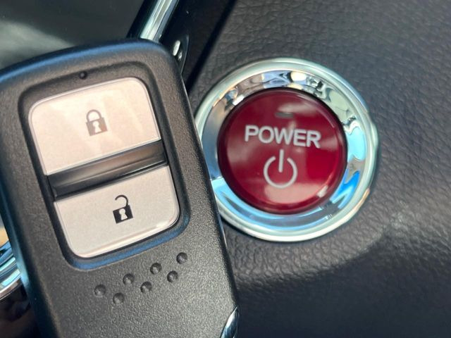 �yHonda�X�}�[�g�L�[�z�J�o����|�P�b�g�ɓ��ꂽ�܂܂ł��h�A�̎{���E�������\�ȃX�}�[�g�L�[�𑕔��B�G���W���̃I���E�I�t�����J�M�����o���K�v����������Ƃ��Ă��֗��ł���