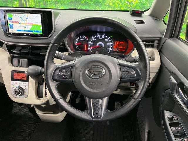 �C���e���A�ɍ��킹���f�U�C���̃X�e�A�����O�́A�^�]�������̂��Ƃ��l���A�^�]���₷���`��A�傫���ł��B�����x�A���ۂɐG���Ă��m���߂��������B