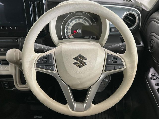 �C���e���A�ɍ��킹���f�U�C���̃X�e�A�����O�́A�^�]�������̂��Ƃ��l���A�^�]���₷���`��A�傫���ł��B�����x�A���ۂɐG���Ă��m���߂��������B