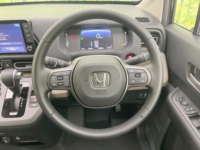 �C���e���A�ɍ��킹���f�U�C���̃X�e�A�����O�́A�^�]�������̂��Ƃ��l���A�^�]���₷���`��A�傫���ł��B�����x�A���ۂɐG���Ă��m���߂��������B