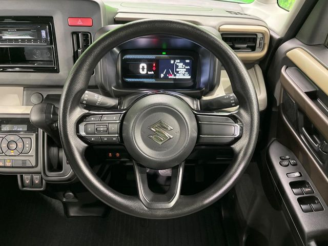 �C���e���A�ɍ��킹���f�U�C���̃X�e�A�����O�́A�^�]�������̂��Ƃ��l���A�^�]���₷���`��A�傫���ł��B�����x�A���ۂɐG���Ă��m���߂��������B