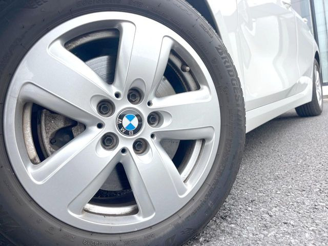 ●純正16インチアルミホイール:輸入車ならではの卓越した走りを支えるホイールと足回りです!日本車の走りに慣れている方にもぜひ体感して頂きたいほど、高いレベルでまとまっています!