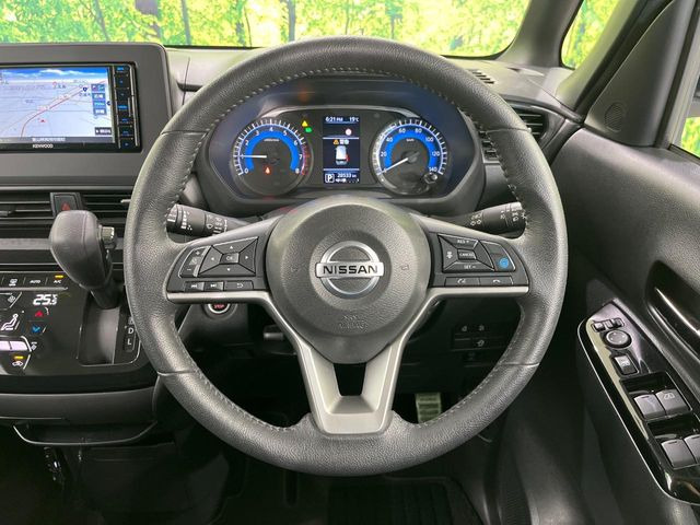 �C���e���A�ɍ��킹���f�U�C���̃X�e�A�����O�́A�^�]�������̂��Ƃ��l���A�^�]���₷���`��A�傫���ł��B�����x�A���ۂɐG���Ă��m���߂��������B
