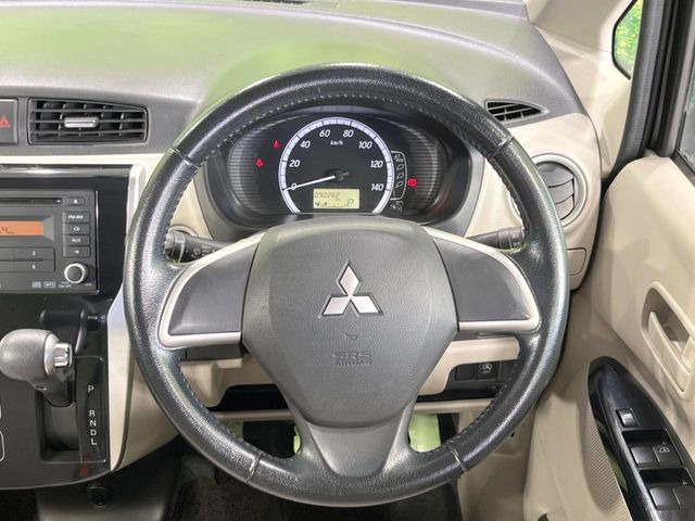 �C���e���A�ɍ��킹���f�U�C���̃X�e�A�����O�́A�^�]�������̂��Ƃ��l���A�^�]���₷���`��A�傫���ł��B�����x�A���ۂɐG���Ă��m���߂��������B