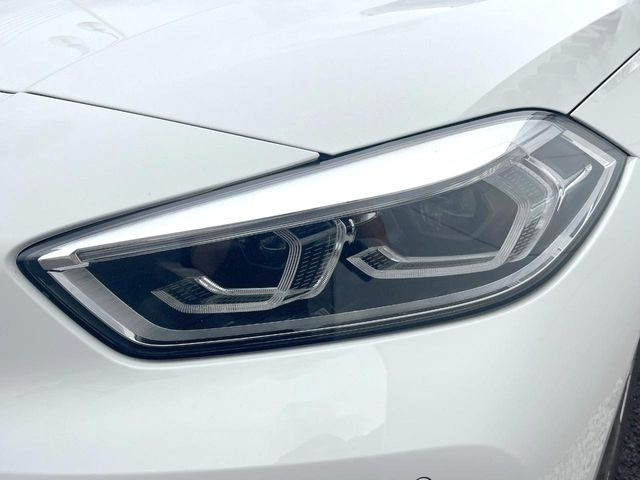 ●LEDヘッドライト:夜間走行時も良好な視界を確保し安心して運転できる高輝度LEDヘッドライトを装備!点灯速度が早く、消費電力も抑えられています。