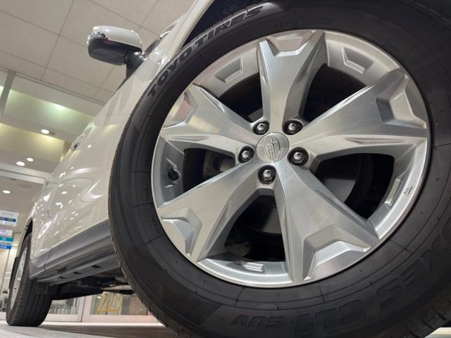 �y����17�C���`�A���~�z�C�[���z�O�ςɃ}�b�`���������A���~�z�C�[���𑕒����Ă���܂��B�e��ЊO�A���~�z�C�[����A�X�^�b�h���X�^�C�����戵�����Ă���܂��B���񂲑��k����������