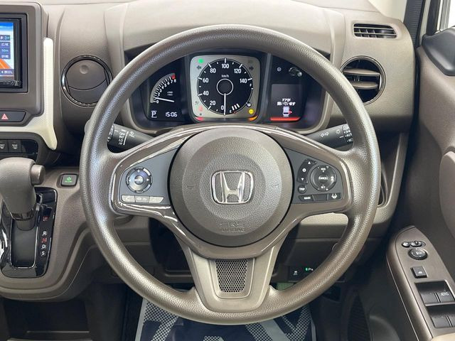 �C���e���A�ɍ��킹���f�U�C���̃X�e�A�����O�́A�^�]�������̂��Ƃ��l���A�^�]���₷���`��A�傫���ł��B�����x�A���ۂɐG���Ă��m���߂��������B