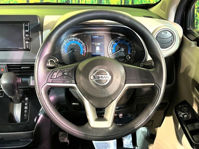 �C���e���A�ɍ��킹���f�U�C���̃X�e�A�����O�́A�^�]�������̂��Ƃ��l���A�^�]���₷���`��A�傫���ł��B�����x�A���ۂɐG���Ă��m���߂��������B