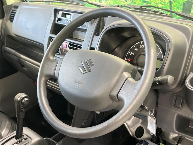 �C���e���A�ɍ��킹���f�U�C���̃X�e�A�����O�́A�^�]�������̂��Ƃ��l���A�^�]���₷���`��A�傫���ł��B�����x�A���ۂɐG���Ă��m���߂��������B