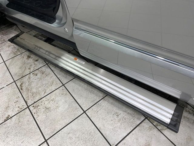 【電動サイドステップ】車高の高いお車でも、これがあれば小さいお子様の乗り降りも楽々♪スライドドアと連動して作動する為、煩わしい操作は不要です!