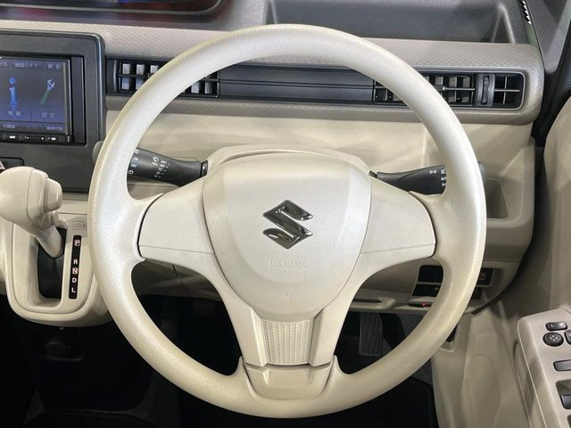 �C���e���A�ɍ��킹���f�U�C���̃X�e�A�����O�́A�^�]�������̂��Ƃ��l���A�^�]���₷���`��A�傫���ł��B�����x�A���ۂɐG���Ă��m���߂��������B