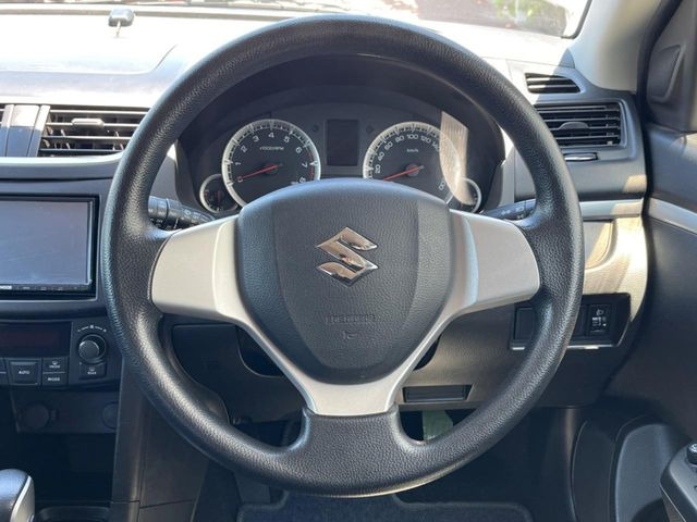 �C���e���A�ɍ��킹���f�U�C���̃X�e�A�����O�́A�^�]�������̂��Ƃ��l���A�^�]���₷���`��A�傫���ł��B�����x�A���ۂɐG���Ă��m���߂��������B