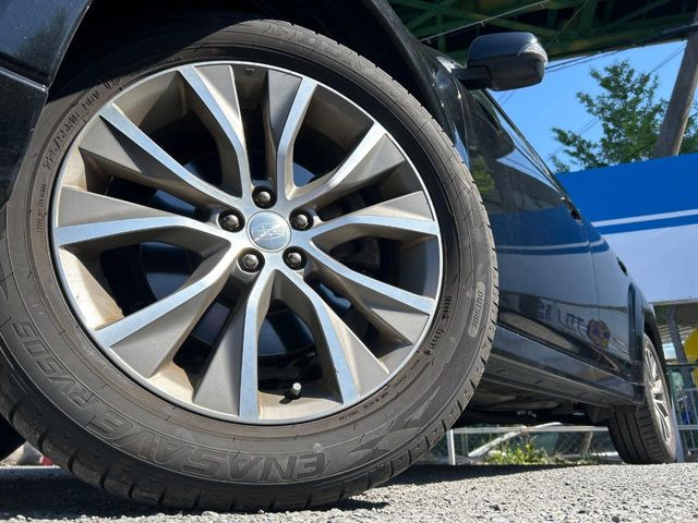�y����18�C���`�A���~�z�C�[���z�O�ςɃ}�b�`���������A���~�z�C�[���𑕒����Ă���܂��B�e��ЊO�A���~�z�C�[����A�X�^�b�h���X�^�C�����戵�����Ă���܂��B���񂲑��k����������