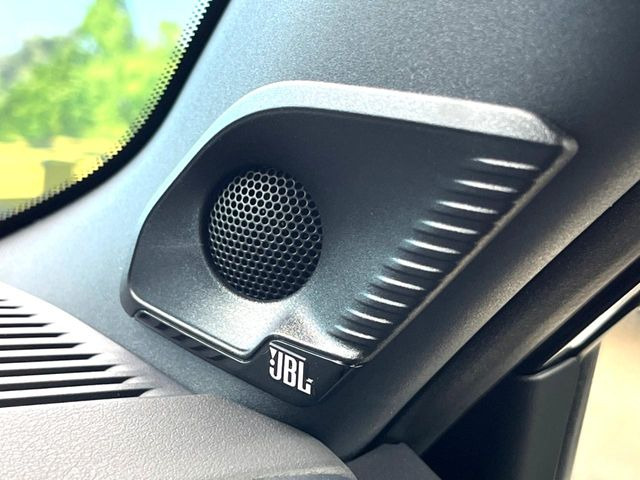 �yJBL�T�E���h�V�X�e���z���i�ʃT�E���h�V�X�e���𓋍ځB��p�̃`���[�j���O���{���ꂽ�召�l�X�ȃX�s�[�J�[����ǎ��ȃT�E���h���t�ł��A�Տꊴ���ӂ�鉹����Ԃ����o���܂��B