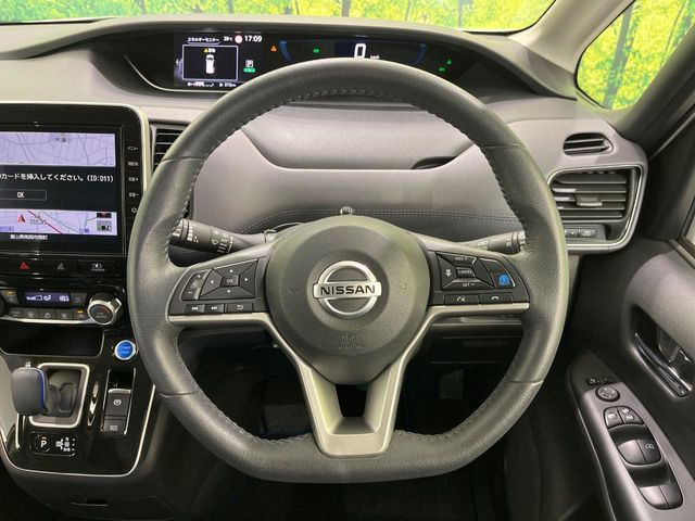 �C���e���A�ɍ��킹���f�U�C���̃X�e�A�����O�́A�^�]�������̂��Ƃ��l���A�^�]���₷���`��A�傫���ł��B�����x�A���ۂɐG���Ă��m���߂��������B