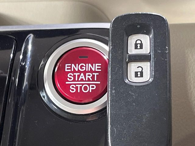 �yHonda�X�}�[�g�L�[�z�J�o����|�P�b�g�ɓ��ꂽ�܂܂ł��h�A�̎{���E�������\�ȃX�}�[�g�L�[�𑕔��B�G���W���̃I���E�I�t�����J�M�����o���K�v����������Ƃ��Ă��֗��ł���