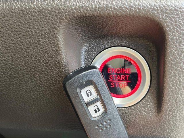 �yHonda�X�}�[�g�L�[�z�J�o����|�P�b�g�ɓ��ꂽ�܂܂ł��h�A�̎{���E�������\�ȃX�}�[�g�L�[�𑕔��B�G���W���̃I���E�I�t�����J�M�����o���K�v����������Ƃ��Ă��֗��ł���