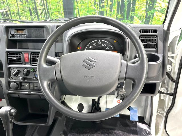 �C���e���A�ɍ��킹���f�U�C���̃X�e�A�����O�́A�^�]�������̂��Ƃ��l���A�^�]���₷���`��A�傫���ł��B�����x�A���ۂɐG���Ă��m���߂��������B